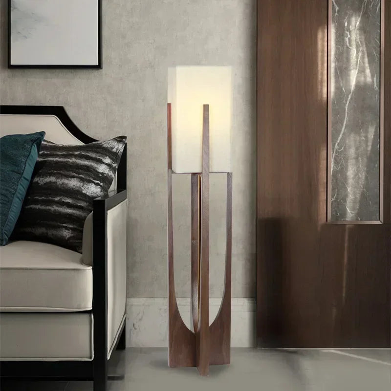 Unieke Houten Vloerlamp – Strakke Lijnen en Warm Licht