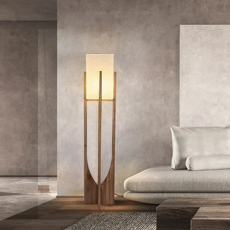 Unieke Houten Vloerlamp – Strakke Lijnen en Warm Licht